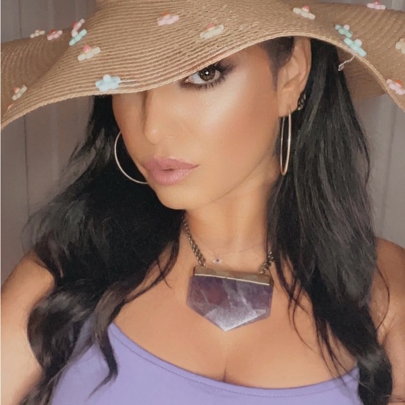 Meet your Posher, Stephanie - Picture 3 of 17